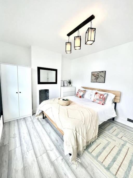 Spacious Modern Victorian House In Rochester Wainscot エクステリア 写真