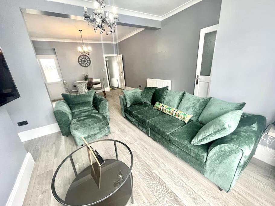 Spacious Modern Victorian House In Rochester Wainscot エクステリア 写真