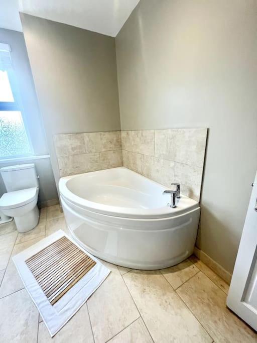 Spacious Modern Victorian House In Rochester Wainscot エクステリア 写真