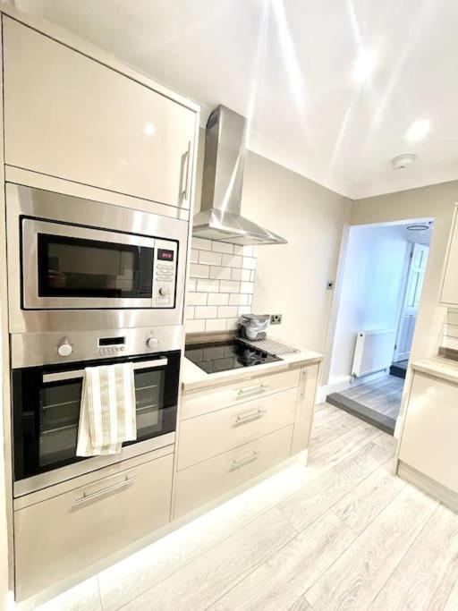 Spacious Modern Victorian House In Rochester Wainscot エクステリア 写真