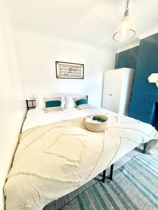 Spacious Modern Victorian House In Rochester Wainscot エクステリア 写真