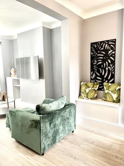 Spacious Modern Victorian House In Rochester Wainscot エクステリア 写真